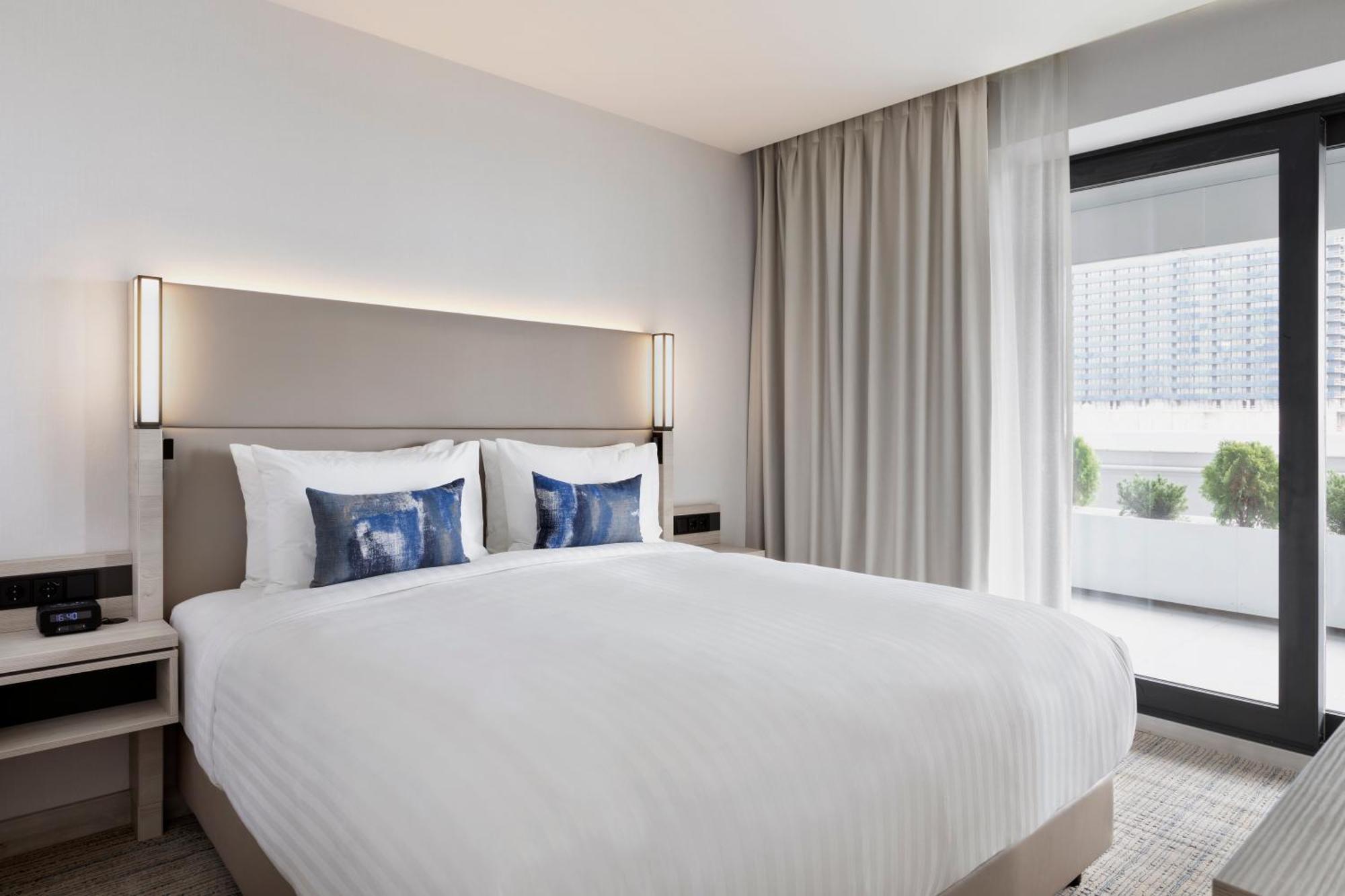 Courtyard By Marriott Batumi Hotell Exteriör bild