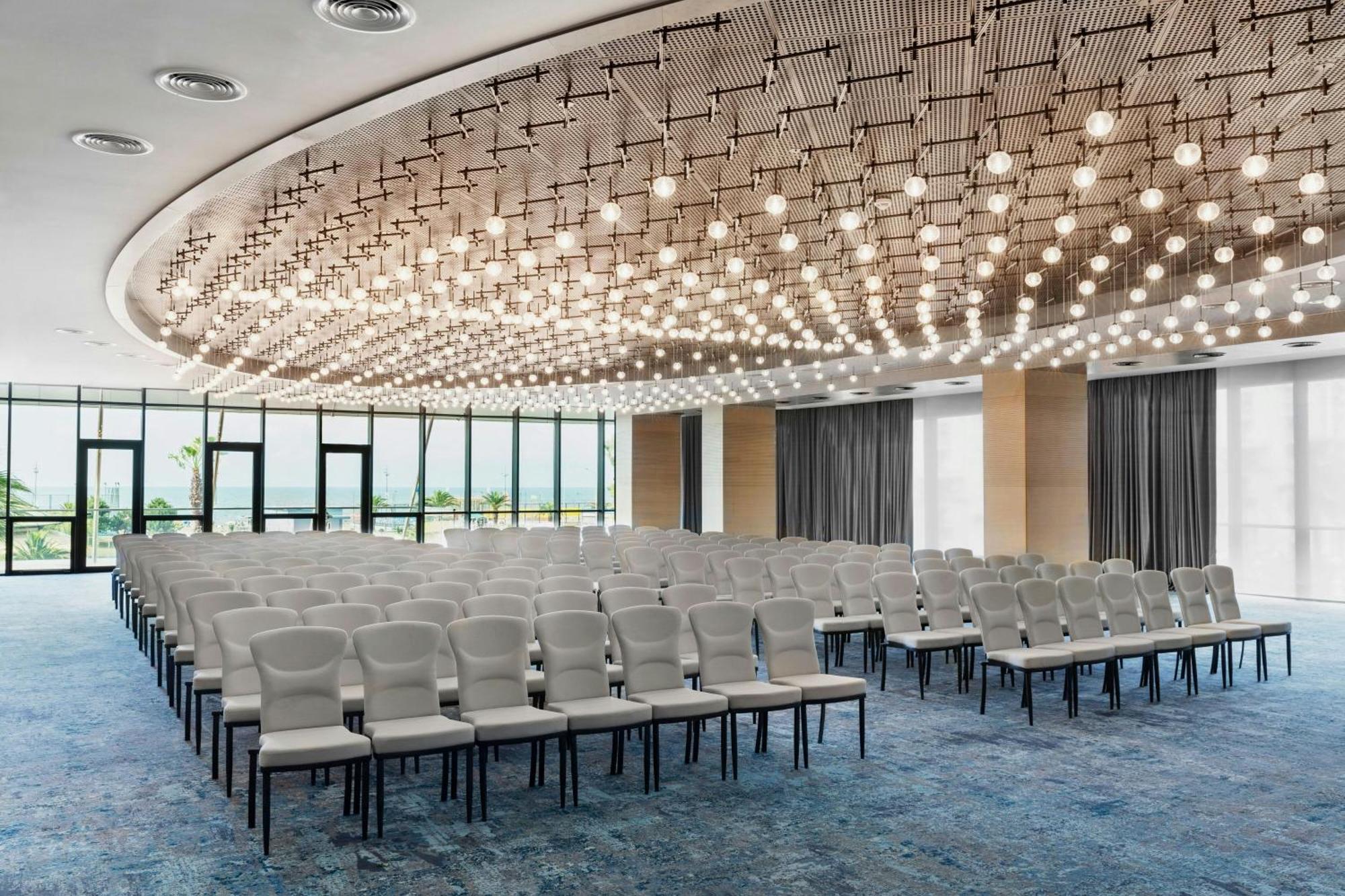 Courtyard By Marriott Batumi Hotell Exteriör bild