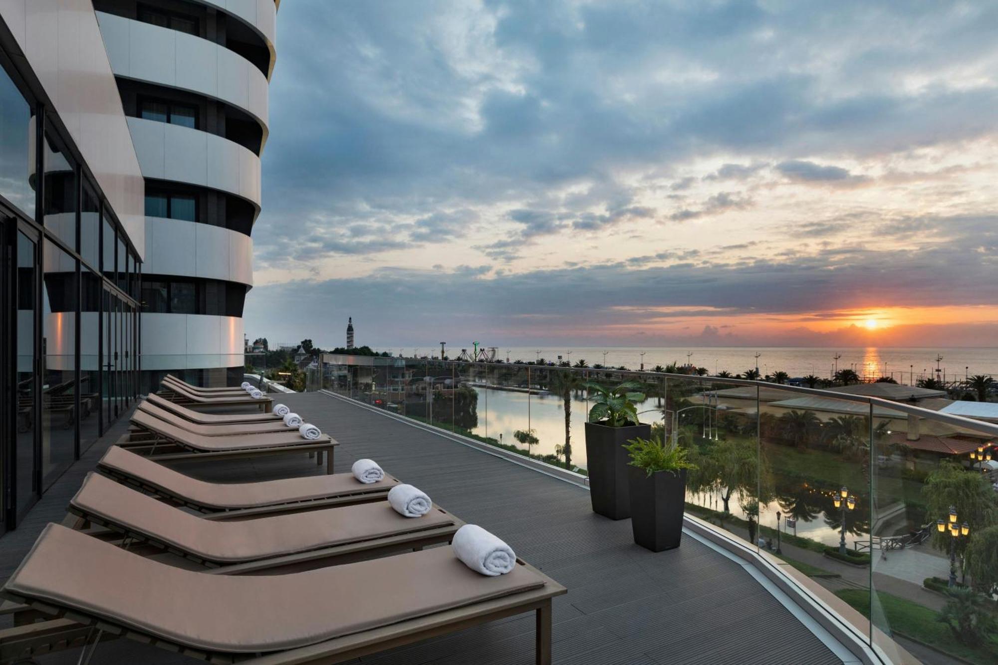 Courtyard By Marriott Batumi Hotell Exteriör bild