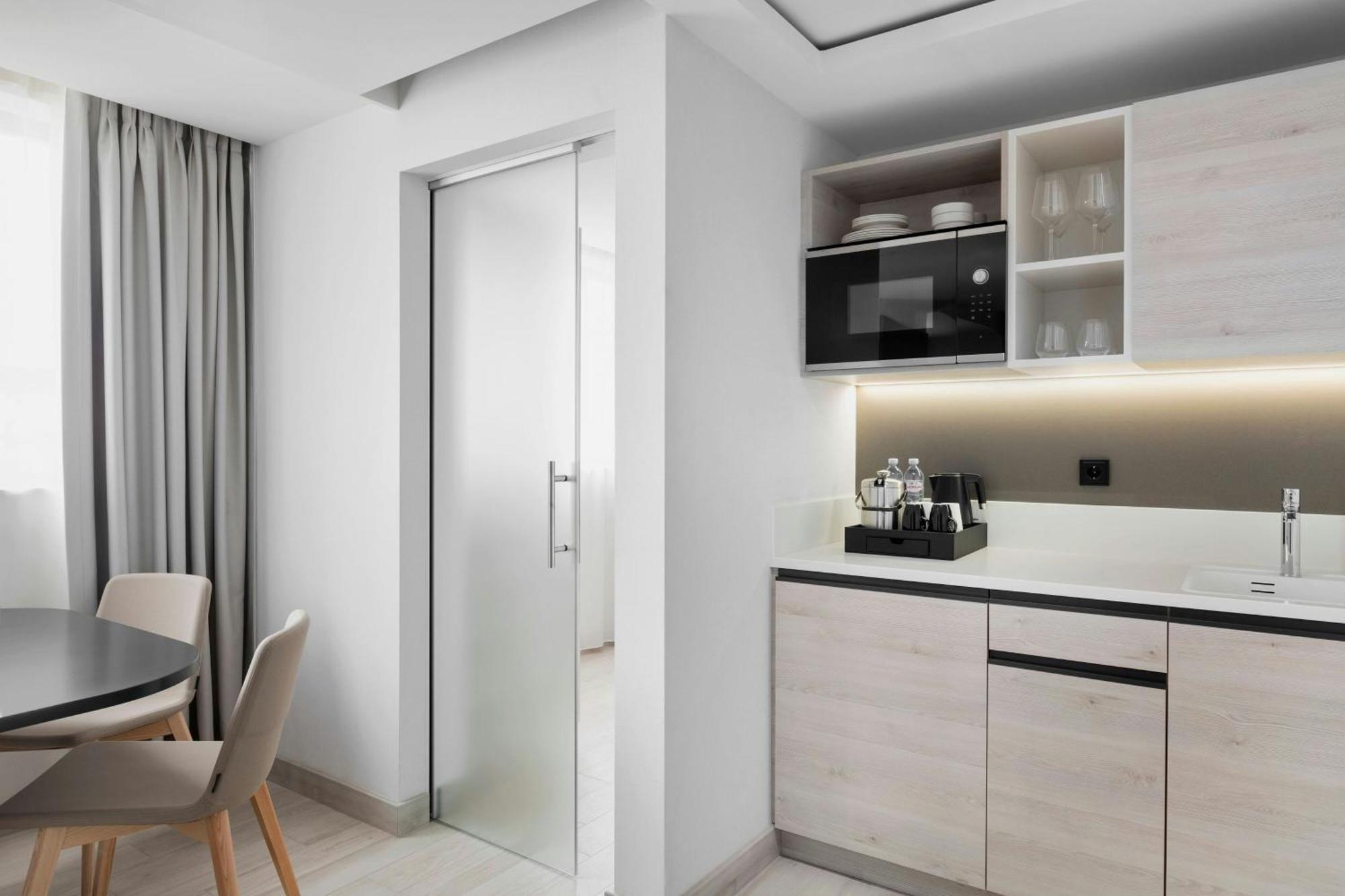 Courtyard By Marriott Batumi Hotell Exteriör bild