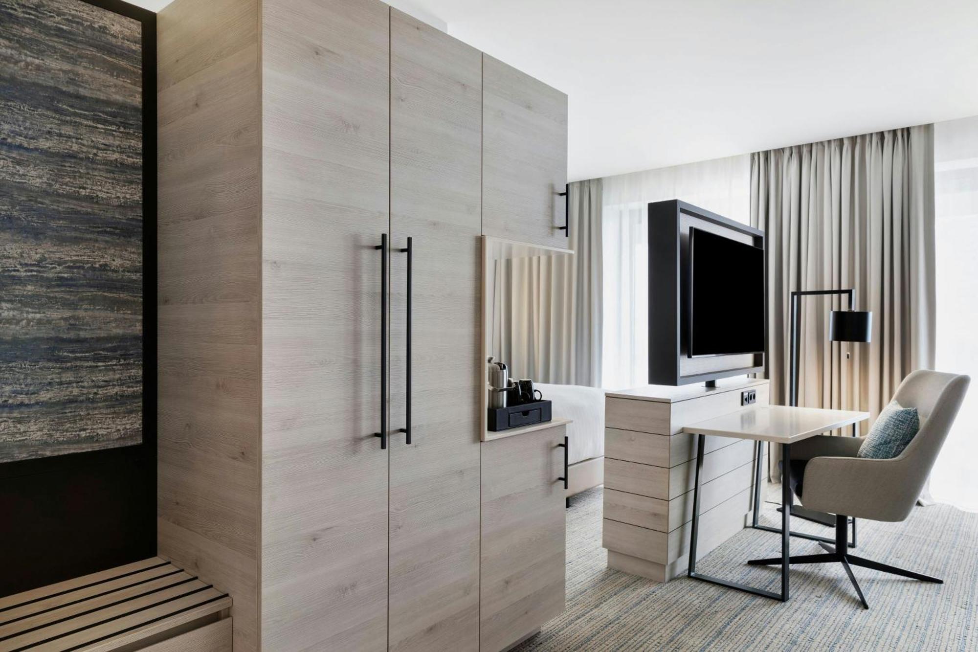 Courtyard By Marriott Batumi Hotell Exteriör bild