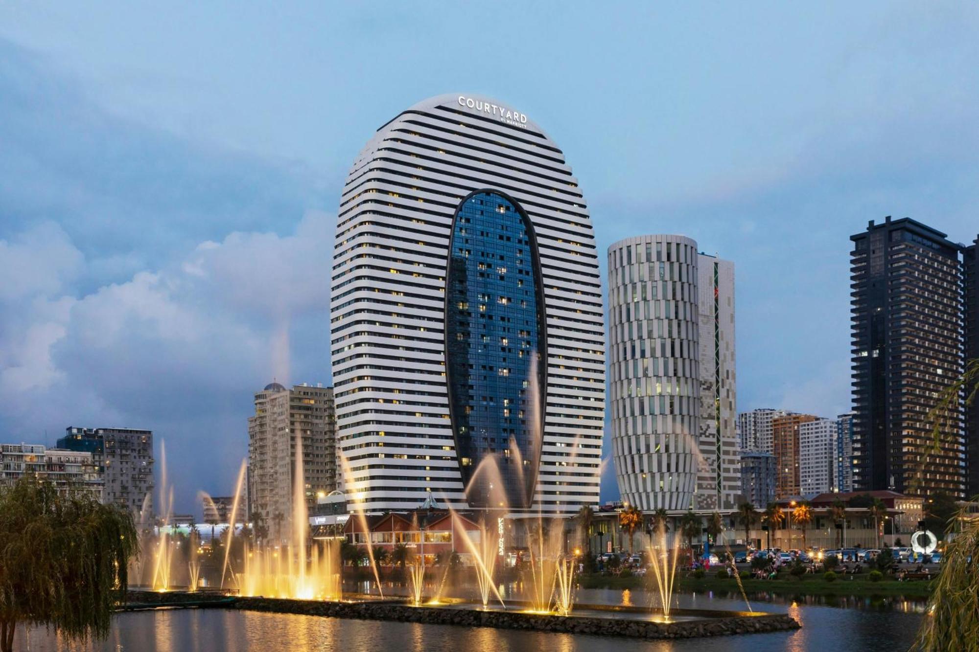 Courtyard By Marriott Batumi Hotell Exteriör bild